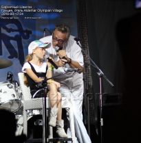 Александр Михайлов приглашает на сцену свою дочь - фото