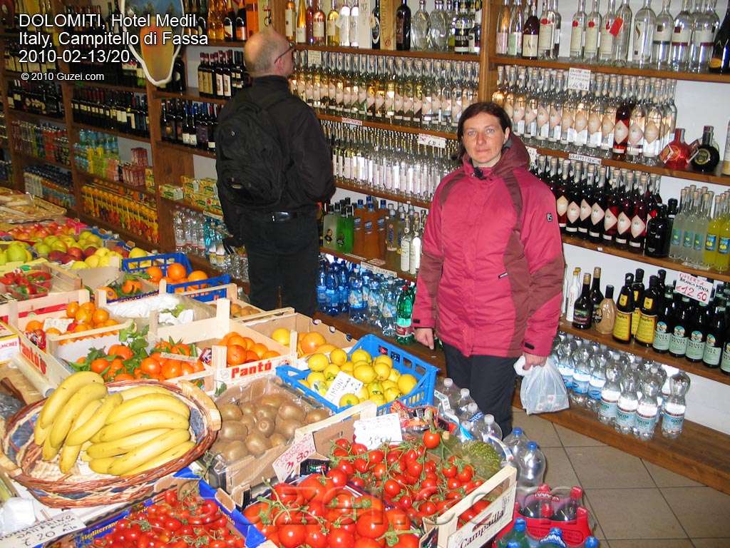 Продуктовый магазинчик в Кампителло - Горные лыжи в Италии 2010 (Италия, Кампителло ди Фасса) 2010-02-19 19:00:02