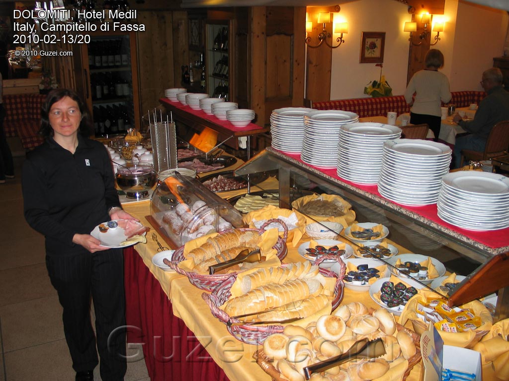 Завтрак в отеле Медил - Горные лыжи в Италии 2010 (Италия, Кампителло ди Фасса) 2010-02-20 07:39:28