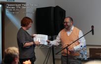 Владимир Лишневский вручает призовой сертификат - фото