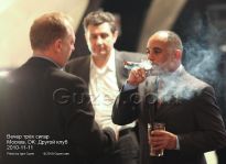 Посол Доминиканской республики раскуривает сигару - фото