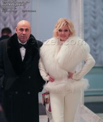 Иосиф Пригожин в чёрном пальто и Валерия в белом - фото