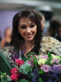 Певица Согдиана с цветами - фото