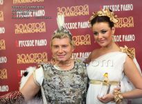 Николай Басков и Оксана Фёдорова с Золотым Граммофоном - фото