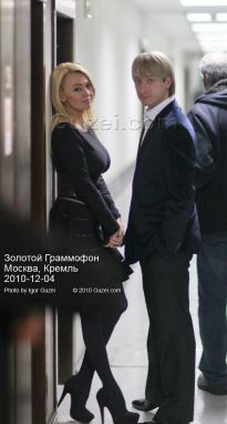 Яна Рудковская и Евгений Плющенко около гримёрок - фото
