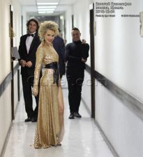 Ксения Собчак в золотом платье - фото