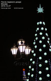 Новогодняя ёлка и фонарь с сосульками - фото