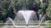 Красивый фонтан в Нижнем парке - фото