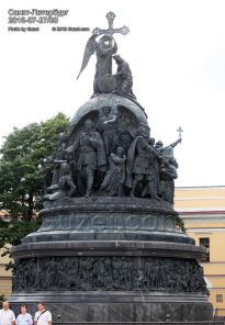 Памятник «Тысячелетие России» в новгородском кремле - фото