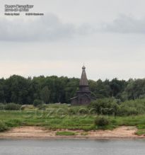 Маленькая церквушка на берегу реку Волхов - фото