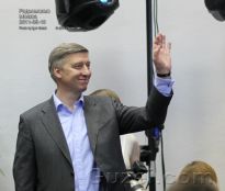 Сергей Курохтин, директор радио Маяк приветствует сцену - фото