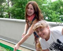 Катя Шевцова и юная помощница - фото