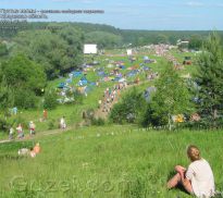 Панорамный вид фестиваля Пустые холмы - фото