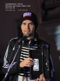 Иван Алексеев (Noize MC) с серебряным слитком - фото