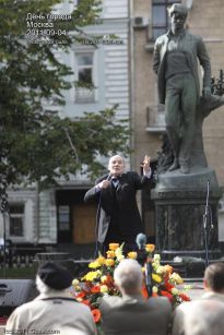 Александр Филипенко у памятника Сергею Есенину - фото
