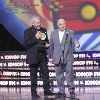 Андей Макаревич вручает награду Михаилу Жванецкому - фото