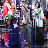 Сергей Кожевников вручает ключи победительнице конкурса красоты - фото