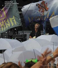 Светлана Сурганова и белые зонты - фото