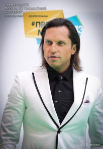 Александр Ревва в белом пиджаке - фото