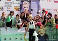 Полина Гагарина со своими фанатами - фото