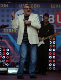 Владислав  Медяник исполнил очень энергичные песни.Зажег! - фото