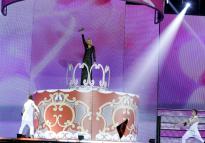 На на выступлении К.Голицыной на сцене вырос огромный торт! - фото