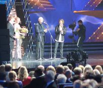 Никита Сергеевич Михалков вручает приз Александру Когану - фото