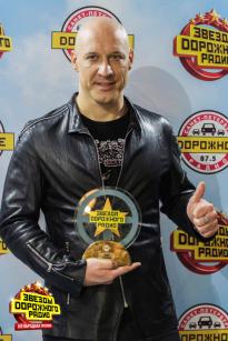 Денис Майданов с наградой - фото
