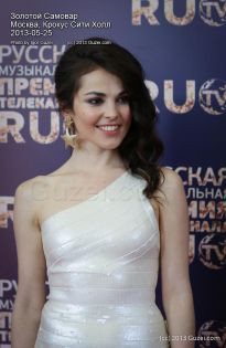 Сати Казанова в белом платье - фото