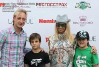 Евгений Плющенко и Яна Рудковская с детьми - фото