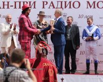 Филипп Киркоров вручает приз ... - фото