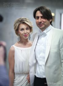 Юлия Емельянова и Роман Емельянов. Платье и рубашка тоже в паре) - фото