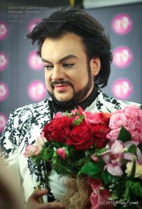 Филипп Киркоров с цветами - фото