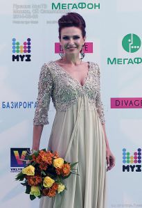 Эвелина Блёданс с цветами - фото