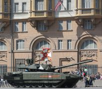 Танк Т-14 «Армата» перед посольством США - фото