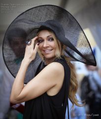 Анжелика Агурбаш в чёрной шляпке - фото