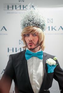 Сергей Зверев. Его короне обзавидуются все конкурсантки. - фото