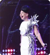 Певица Ёлка в белом платье с перьями - фото