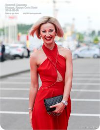 Ольга Бузова в красном комбинезоне на красной дорожке Ru.TV - фото