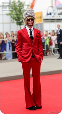 Сергей Зверев в красном костюме с огромной короной - фото
