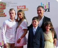 Александр Пряников с семьёй (дочь и сын с друзьями) - фото