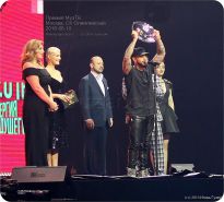 Тимати получает тарелку от Муз ТВ в номинации «Лучшая песня» - фото