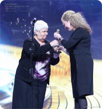 Диана Берлин вручает золотой микрофон Алине Милош - фото
