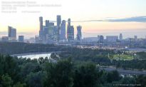 Вид на Москва-Сити со смотровой площадки Воробьёвых гор - фото