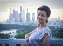 Юлия Андреева на фоне Москва-Сити - фото