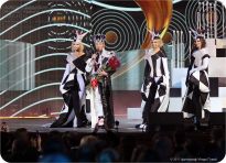 Николай Басков и трио Queens на сцене ГКД - фото