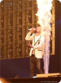 Дима Билан и огненный факел - фото