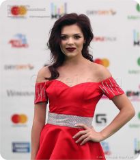 Аделина Сотникова в красном платье - фото