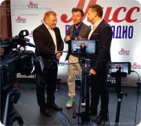 Антон Юрьев и Алексей Сигаев дают интервью сразу на три камеры - фото