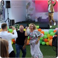 Стас Пьеха на сцене, а Алла Довлатова и Антон Юрьев в танцполе - фото